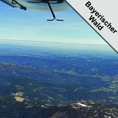 Luftaufnahme über dem Bayerischen Wald mit UL-Flugzeug im Vordergrund