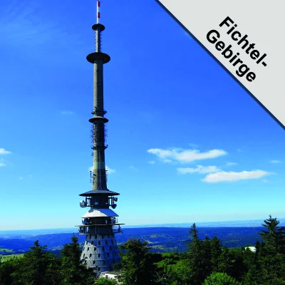 Sendeturm auf dem Schneeberg im Fichtelgebirge bei klarem Himmel