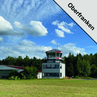 Flugplatz mit Tower in Oberfranken unter blauem Himmel – Startpunkt für UL-Rundflüge