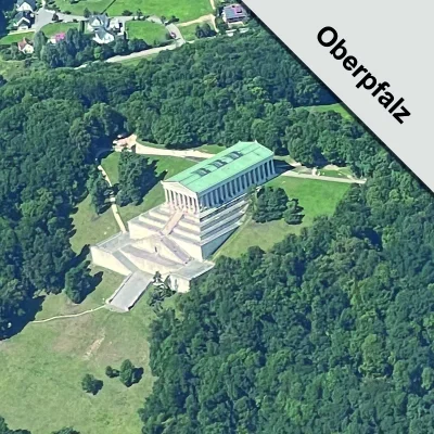 Luftaufnahme der Walhalla in der Oberpfalz umgeben von Waldlandschaft