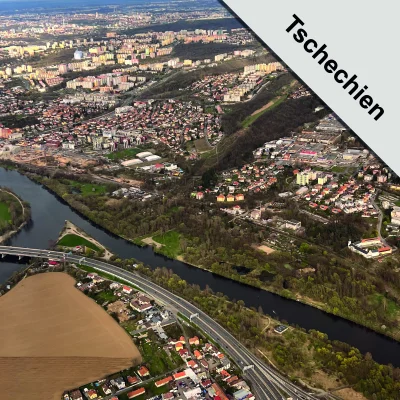 Luftaufnahme von Tschechien mit Fluss, Stadt und Autobahn – ideales Ziel für Rundflüge